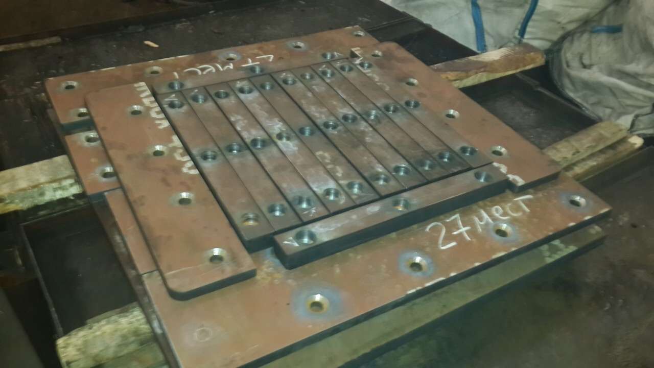 Партия футеровок и планок из стали HARDOX 450* 15 и 20 мм.